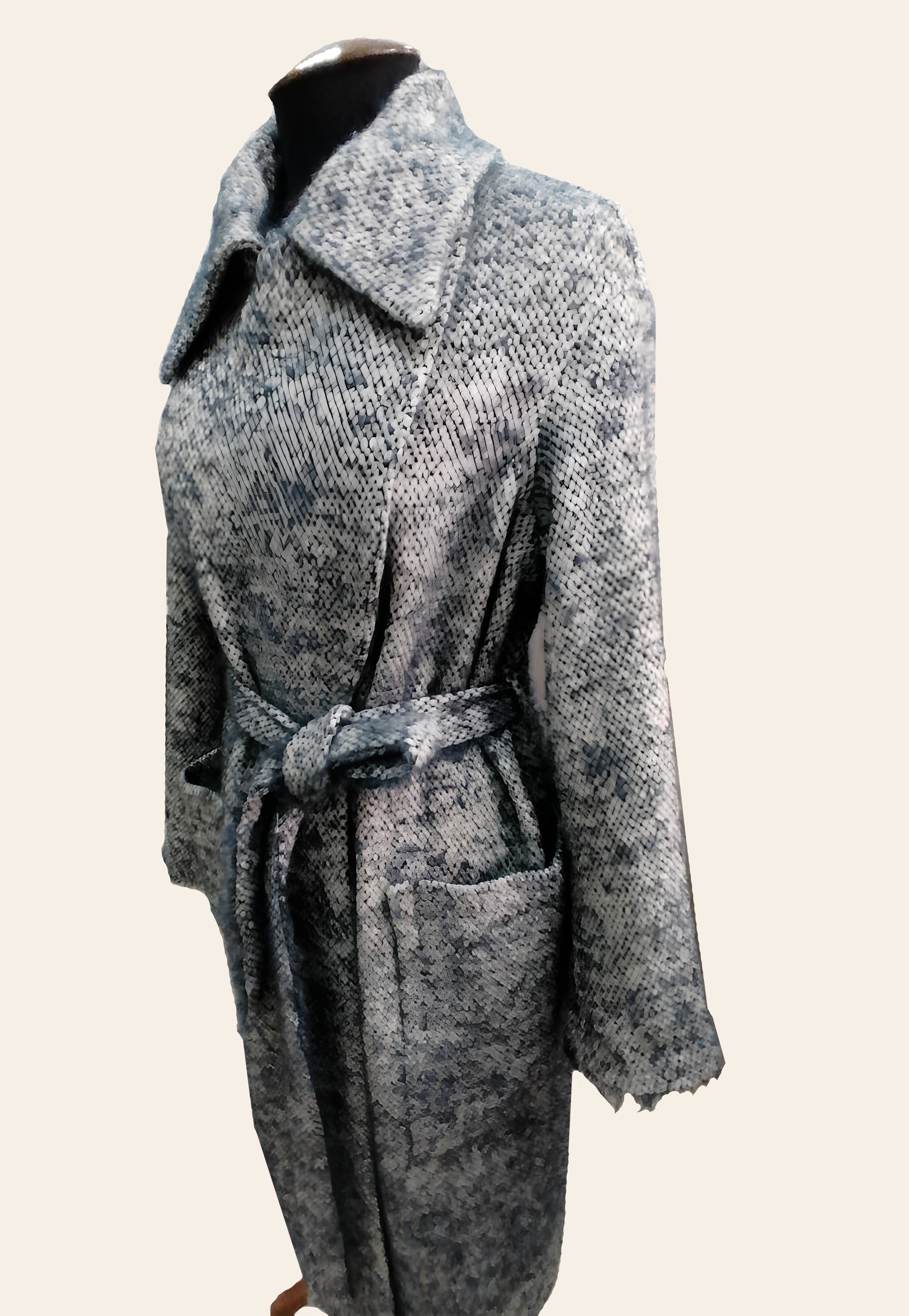 Серое пальто - изображение 3